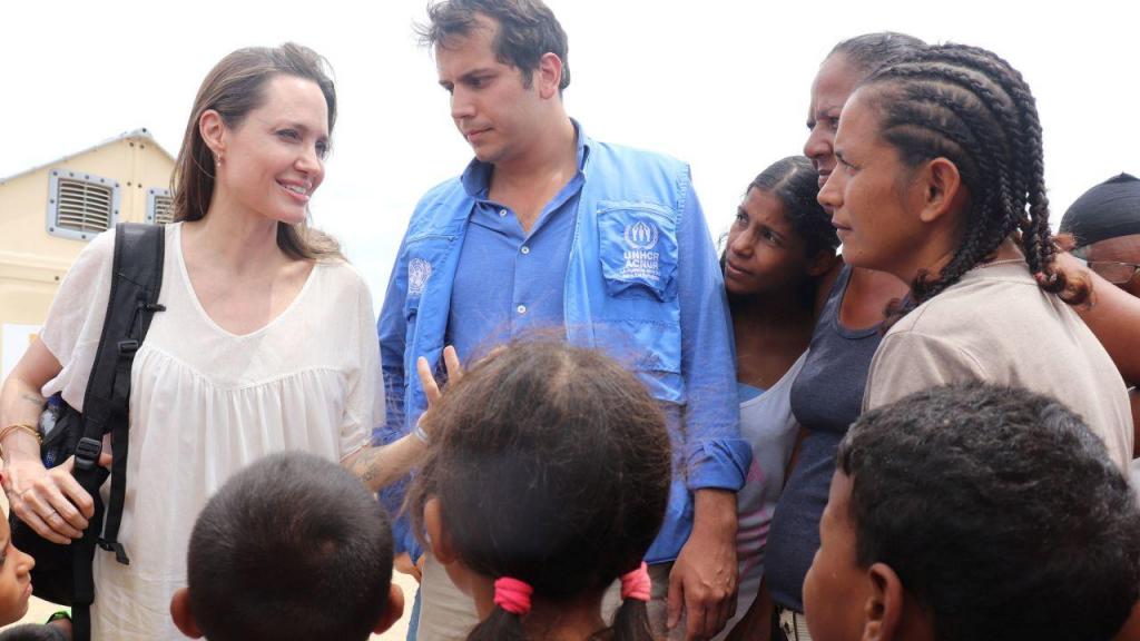 Angelina Jolie fala com algumas pessoas num campo gerido pelo Alto Comissariado da ONU para os Refugiados, o ACNUR, em Maicao, na Colômbia, a 8 de junho de 2019.