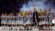 Lionel Messi ergue o troféu após a final do Mundial 2022, o jogo mais memorável do ano
