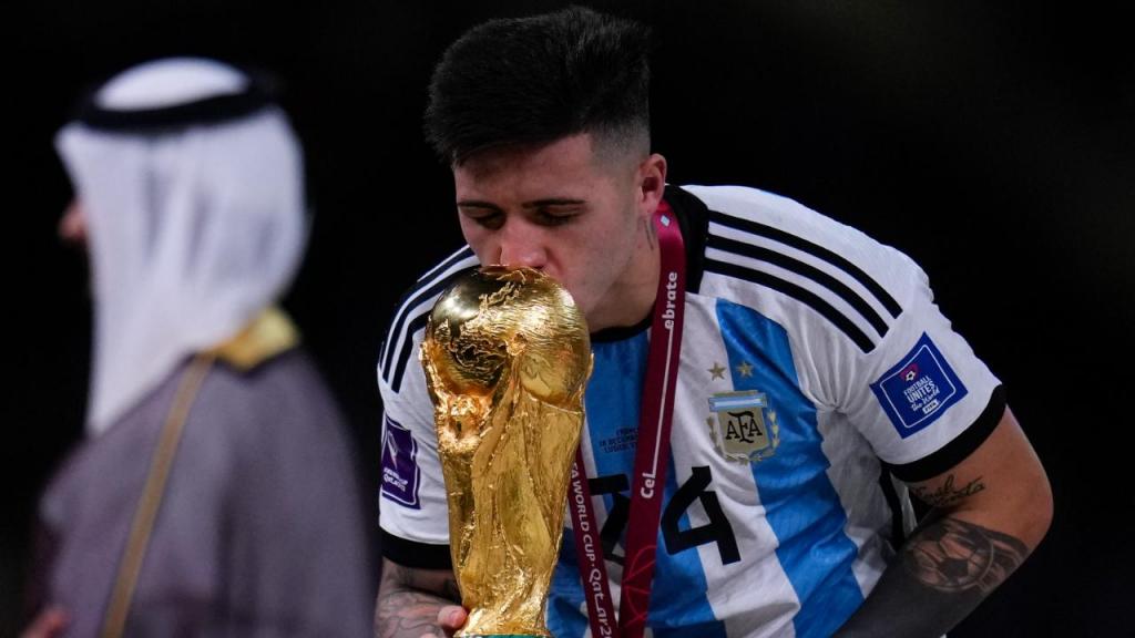 Enzo Fernández beija o troféu do Mundial (AP Photo/Manu Fernandez)