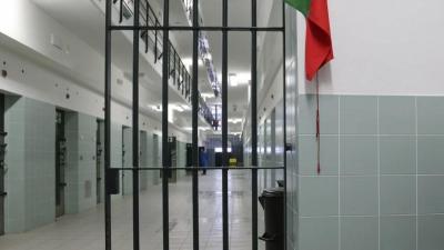 Recluso ferido após incêndio numa cela de prisão em Sintra - TVI