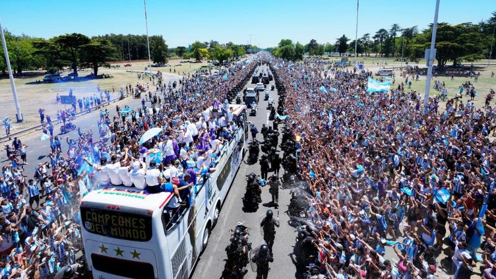 Autocarro com a seleção Argentina a desfilar por Buenos Aires (AP)