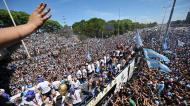 Autocarro com os campeões do mundo pelas ruas de Buenos Aires, na Argentina (Getty)