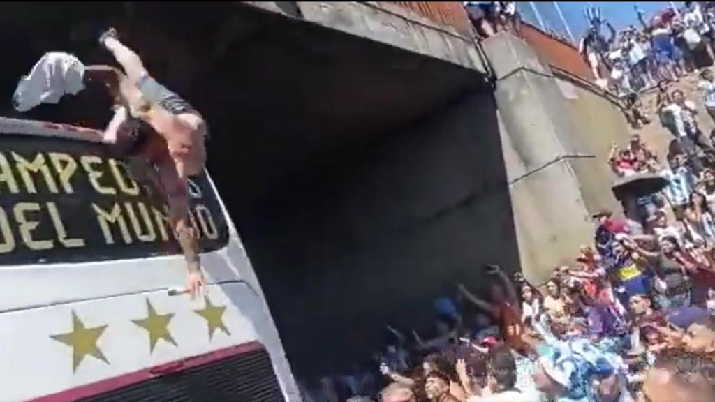 Adeptos argentinos tentam atirar-se para o autocarro e um deles cai de uma ponte