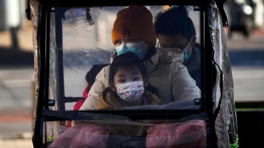 Família com máscaras anti-covid em Pequim