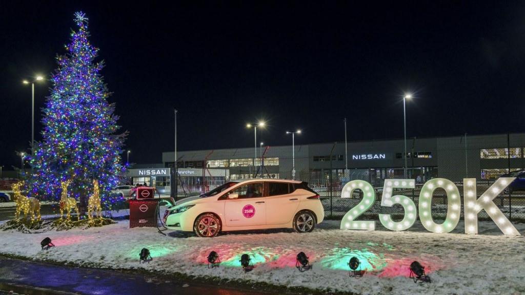 Nissan Leaf dá luz a árvore de Natal