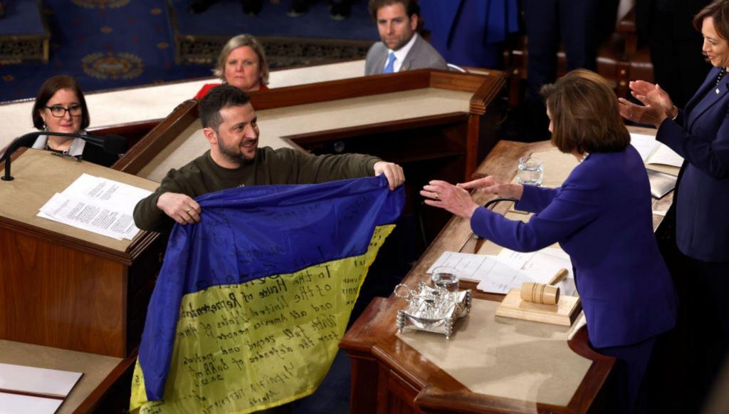Zelensky ofereceu ao Congresso uma bandeira ucraniana (Getty)