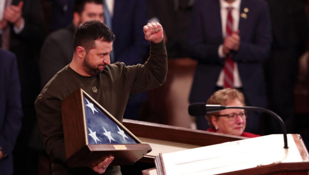 Zelensky com uma bandeira americana no Congresso (Getty)