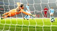 Stefan Ortega não conseguiu deter o remate de Fábio Carvalho, para o 1-1 no Manchester City-Liverpool (Jon Super/AP)