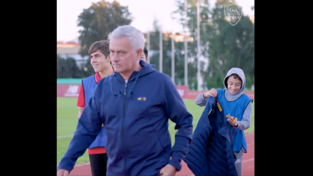 VÍDEO: Mourinho deixa apanha-bolas em êxtase após oferecer o seu colete
