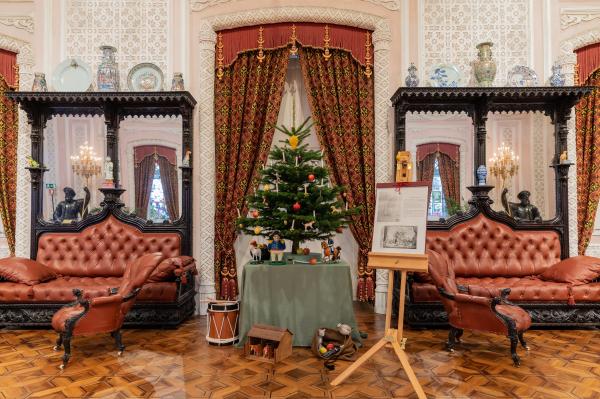 A árvore de Natal é montada no salão nobre do Palácio da Pena