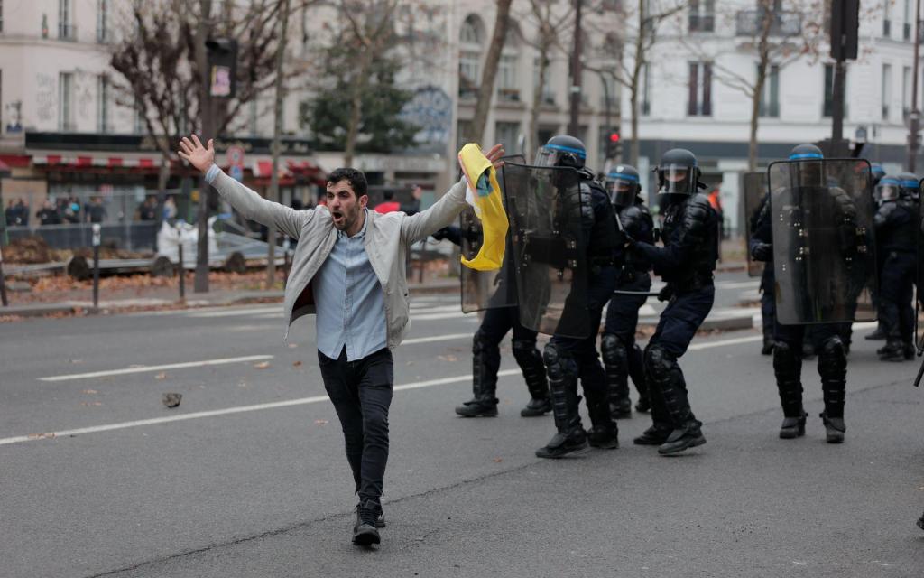 Tensão nas ruas de Paris entre a comunidade curda e a polícia (AP Photo)