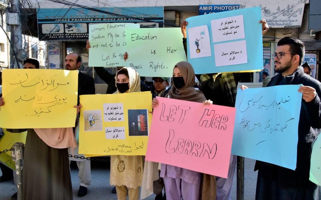 Protesto contra banição universitária no Afeganistão (AP Photo)