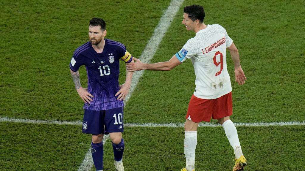 Robert Lewandowski e Lionel Messi (AP Photo/Hassan Ammar)
