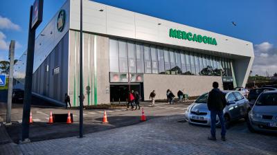 Mercadona paga 3,5 milhões de euros em prémios aos trabalhadores em Portugal - TVI