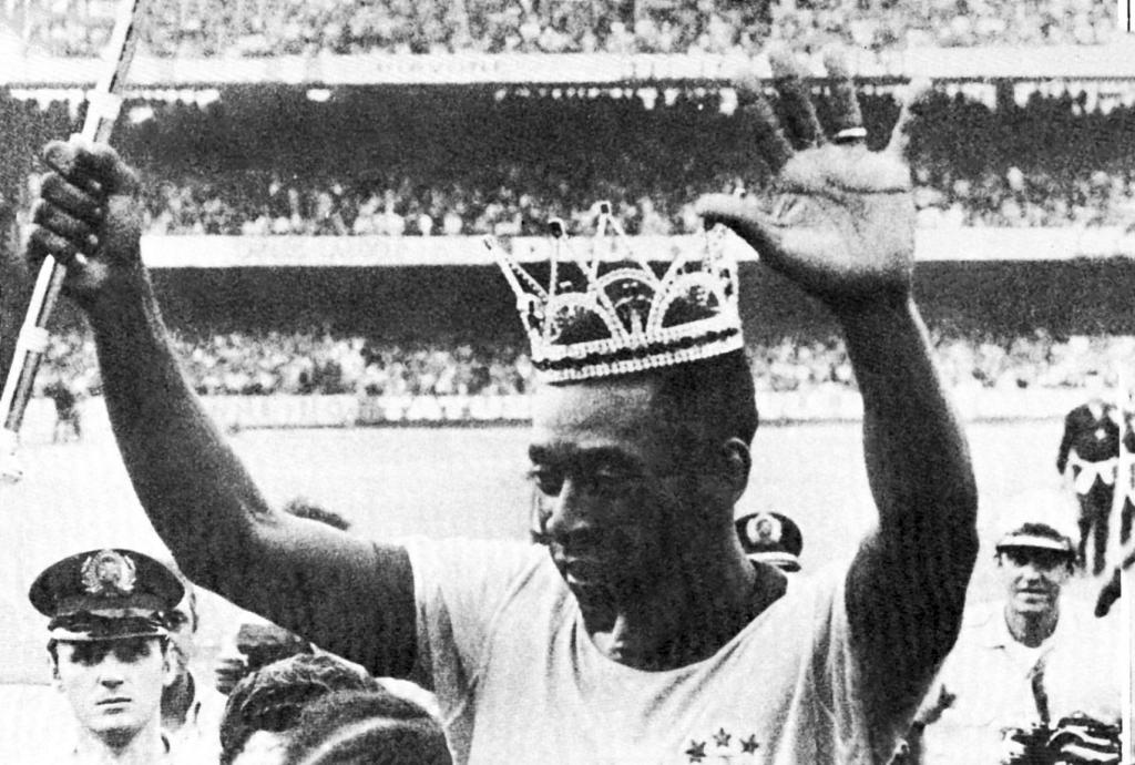 10.	Pelé surge de coroa e cetro, enquanto o Brasil é distinguido como vencedor do mundial de 1970. (imagem Getty)