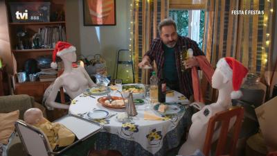 Sozinho na noite de Natal, Peixoto fala para bonecos - TVI