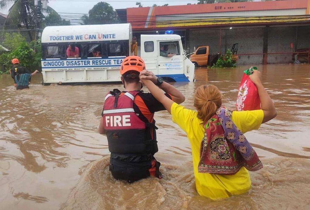 Inundações em Ozamiz, nas Filipinas (EPA)