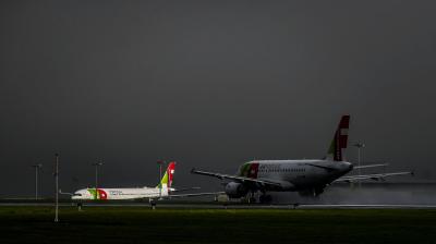 Avião que seguia para Barcelona fez aterragem de emergência no aeroporto de Lisboa - TVI