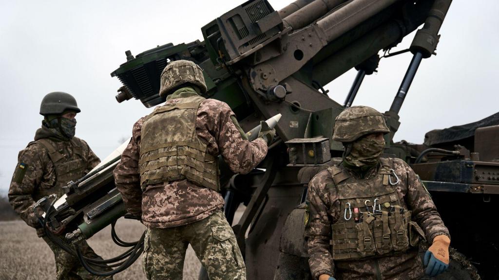 Soldados ucranianos prontos para lançar um obus CAESAR de fabricação francesa (AP Photo/Libkos)