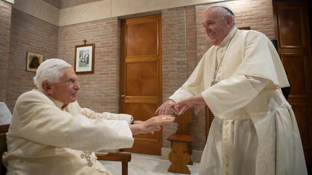 Papa emérito Bento XVI e Papa Francisco (AP)