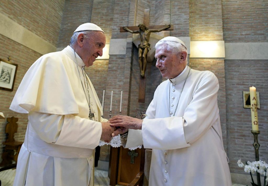 Papa Francisco e Papa Bento XVI (Associated Press)