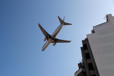 Mora em Lisboa? Prepare-se para mais barulho de aviões durante a noite - Governo permite mais voos durante mais horas - TVI