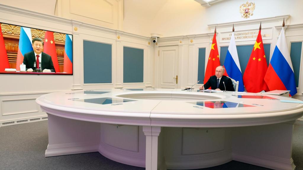 Xi Jinping em conversa com Vladimir Putin (Mikhail Klimentyev/AP)