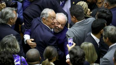 Marcelo foi o primeiro chefe de Estado a cumprimentar Lula a quem deu um abraço - TVI