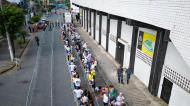 Centenas de adeptos às portas do Vila Belmiro para o velório de Pelé (Matias Delacroix/AP)