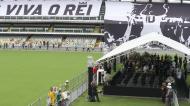 Velório de Pelé, no Villa Belmiro. Faixa homenageia o «Rei», nas bancadas do estádio (Sebastião Moreira/EPA)
