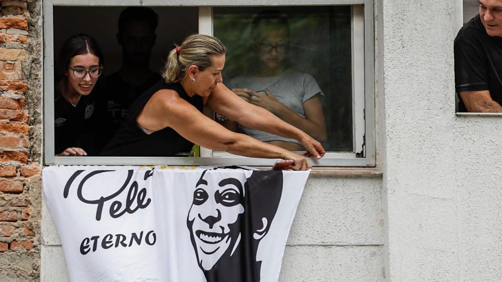Bandeira colocada numa janela, na casa da mãe de Pelé (Marcelo Chello/AP)
