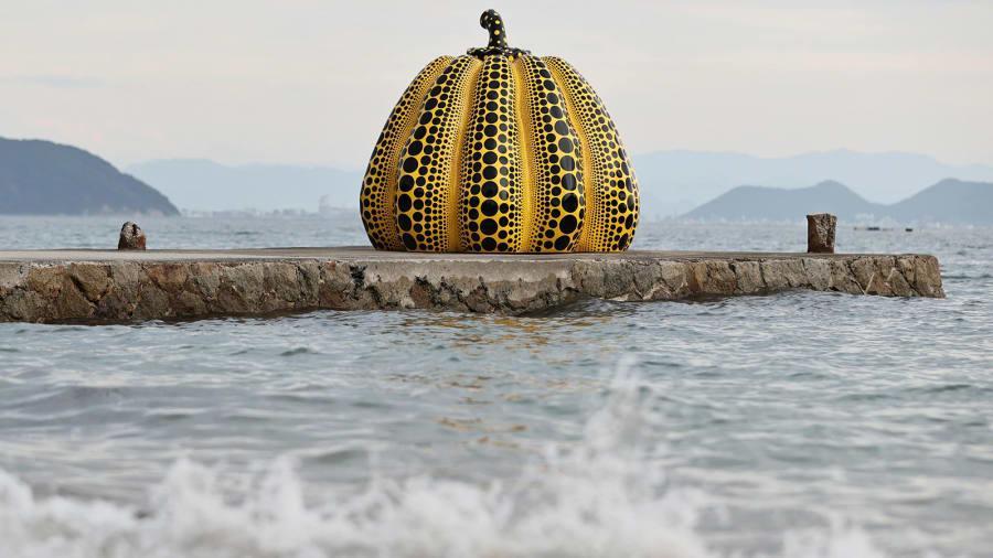 Ilha Naoshima, Japão: “Yellow Pumpkin”, criada pela famosa artista Yayoi Kasama, é uma das mostras premiadas desta ilha cheia de arte. Foi recentemente reinstalada depois de ter sido varrida por uma tempestade. (Makoto Kondo/AP)