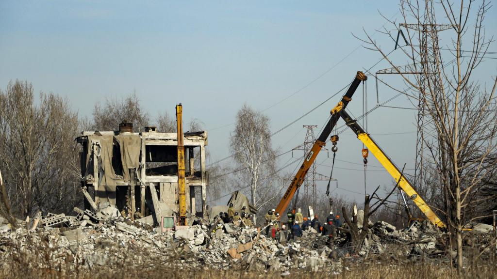 Destroços após ataque ucraniano a Makiivka (AP)