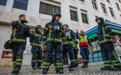 Três feridos de incêndio em prédio em Lisboa com prognóstico reservado - TVI