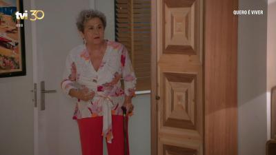 Domingas interrompe momento íntimo entre Olga e Santiago - TVI