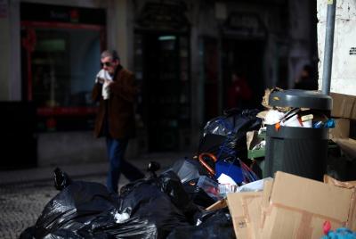 Recolha de lixo em Lisboa pode ser afetada esta semana devido a greve - TVI