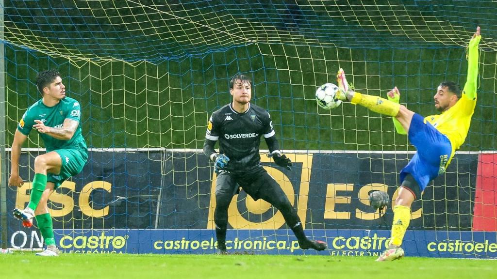 Oday Dabbagh bate Dani Figueira para o 1-0 no Arouca-Estoril (Paulo Novais/Lusa)