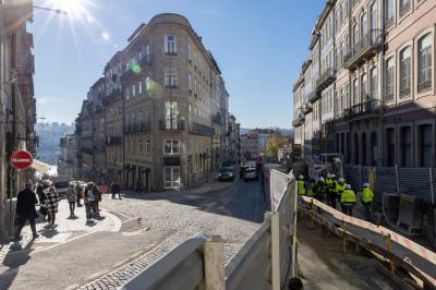 Câmara do Porto reabre a Rua Mouzinho da Silveira em ambos os sentidos - TVI