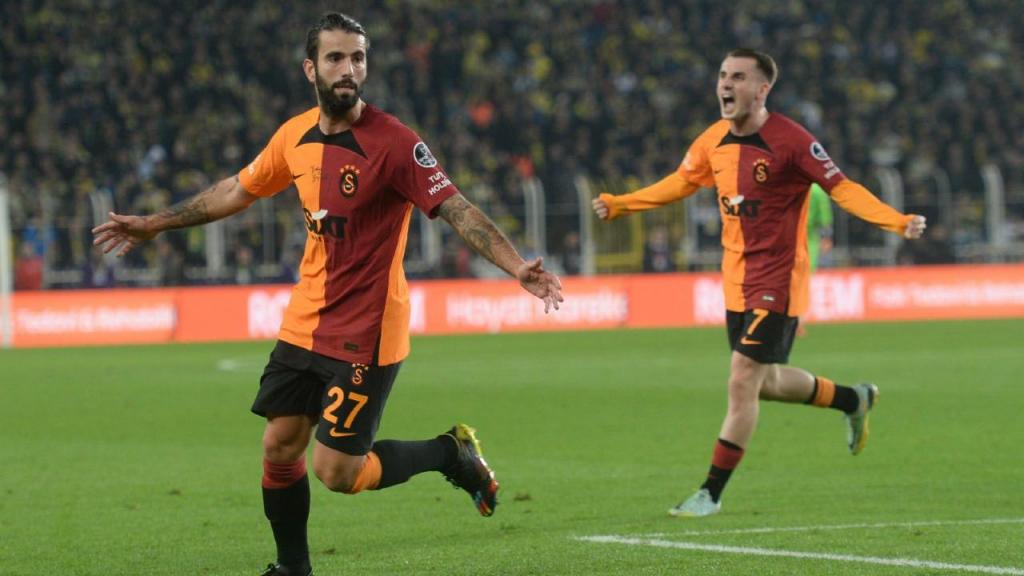 Sérgio Oliveira fez o 1-0 no Fenerbahçe-Galatasaray (FOTO: Galatasaray)