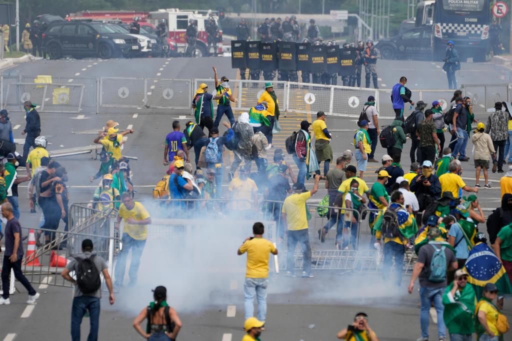 Milhares de manifestantes furam bloqueio e invadem as sedes dos três poderes no Brasil (foto AP)