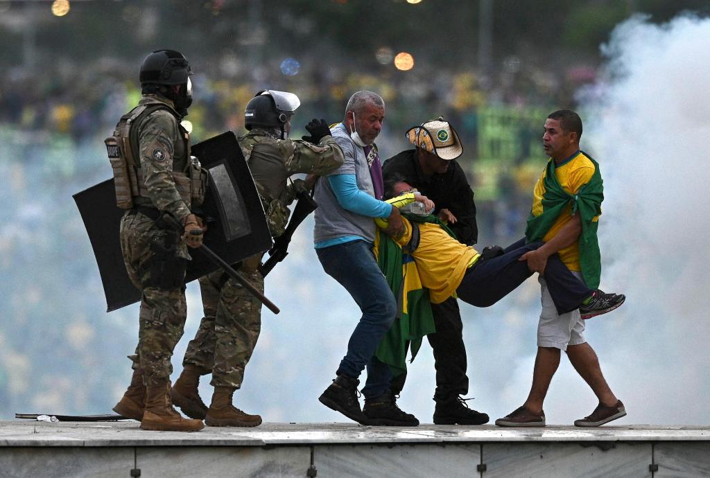 Bolsonaristas invadem as sedes dos três poderes em Brasília (Foto: André Borges/EPA)