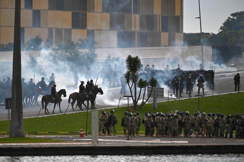 Bolsonaristas invadem as sedes dos três poderes em Brasília (Foto: André Borges/EPA)
