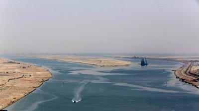 Número de navios que atravessa o canal do Suez cai para metade desde ataque de novembro - TVI