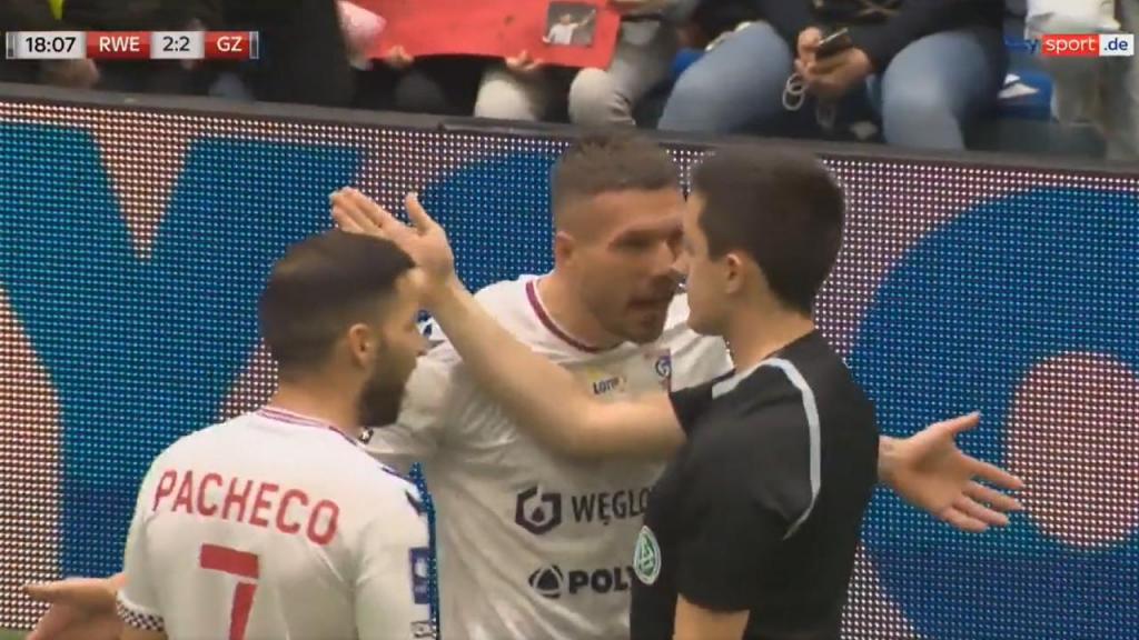 Podolski organiza jogo de solidariedade e acaba expulso (vídeo/Sky)