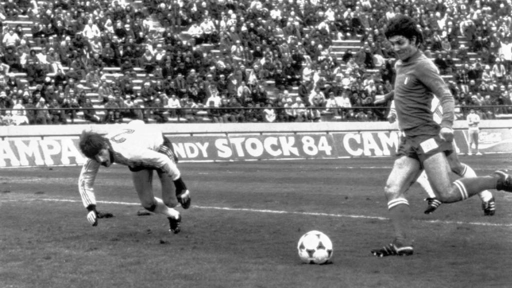 ​Ferenc Mészáros e Paolo Rossi no Itália-Hungria, do Mundial 1978 (AP)