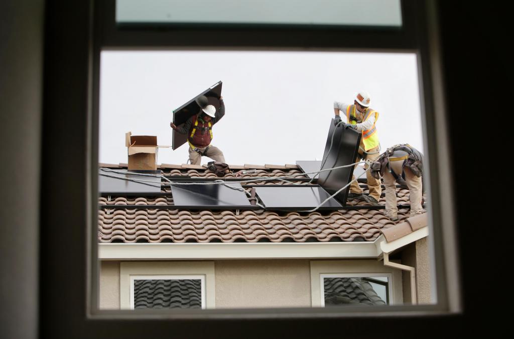 Obras eletricidade eletricistas homens casas reabilitaçõ telhado habitação painés solares fotovoltaicos Foto Lea SuzukiThe San Francisco Chronicle via Getty Images