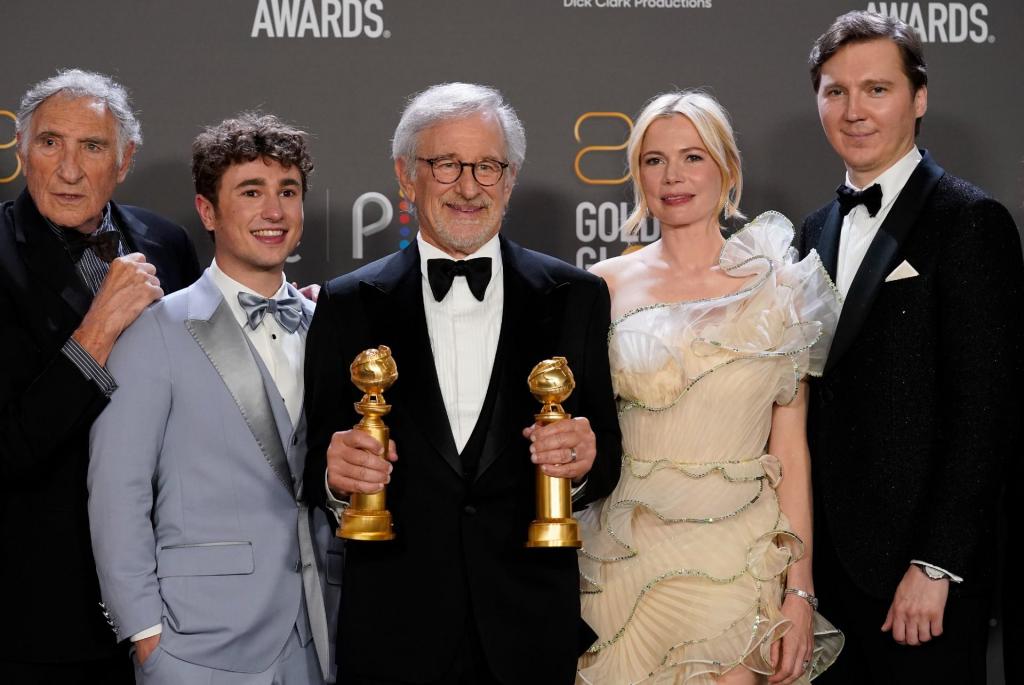Judd Hirsch (à esquerda), Gabriel LaBelle, Steven Spielberg, Michelle Williams e Paul Dano posam com o Globo de Ouro para melhor drama 