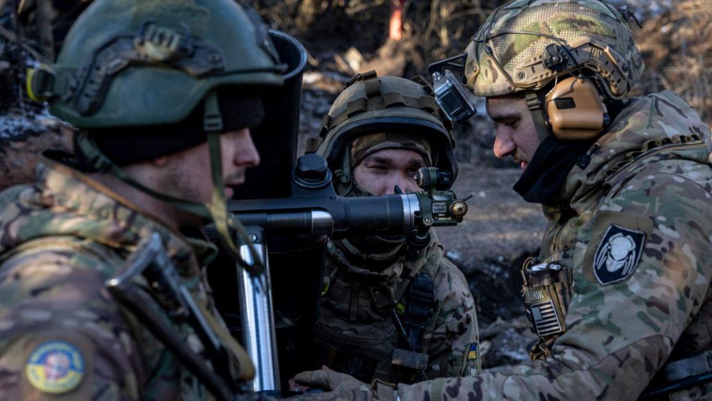Forças ucranianas aguentam posições em Bakhmut (Evgeniy Maloletka/AP)