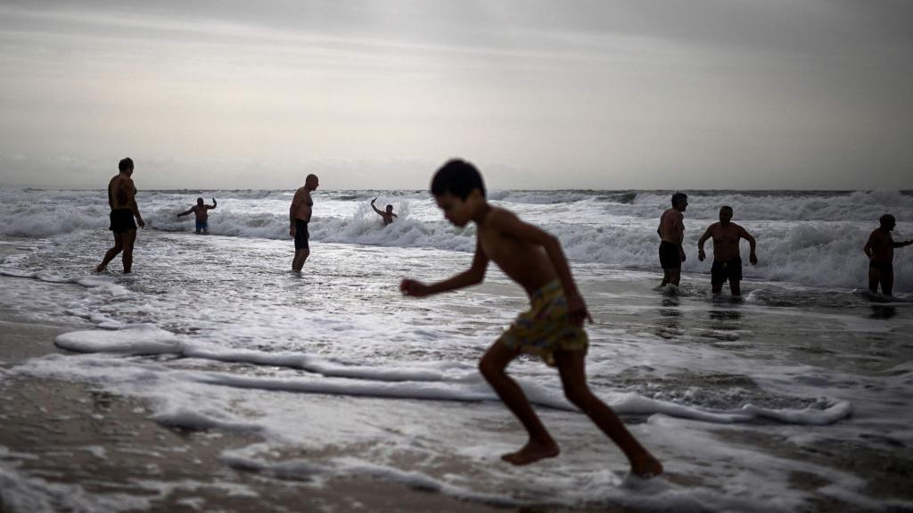 Carcavelos, praia, Linha de Cascais, primeiro banho do ano. 1 janeiro 2023. Foto: Patrícia de Melo Moreira/AFP via Getty Images