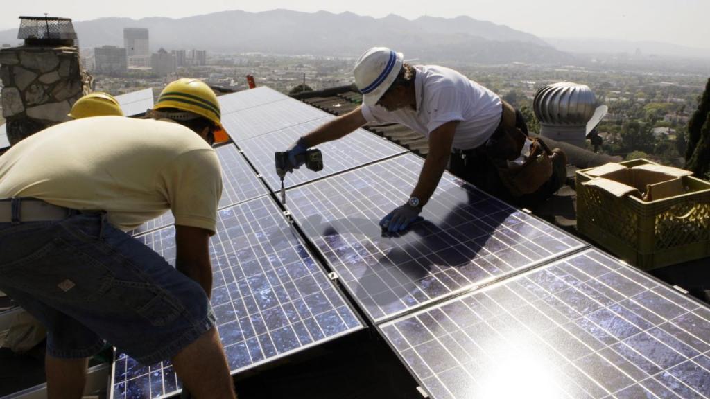 Instalação de painéis solares (foto: Reed Saxon/AP)